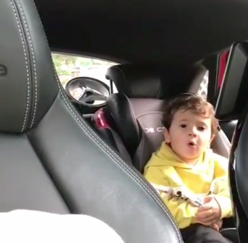 Con trai thu hai cua Messi ngheu ngao hat hinh anh