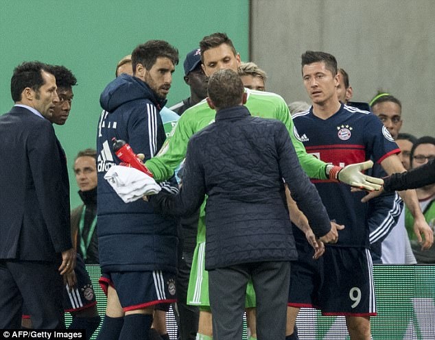 Quan chuc Leipzig va trung ve Hummels suyt danh nhau vi doan video hinh anh