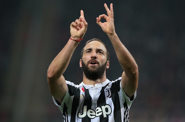 Bonucci than tho nhin Higuain lap cu dup nhan chim AC Milan hinh anh