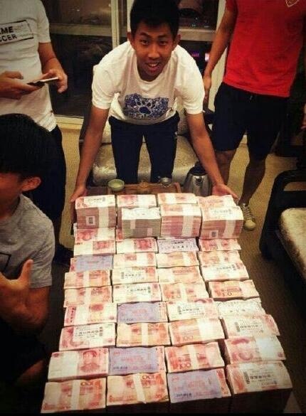 CLB Trung Quốc ăn mừng với núi tiền ảnh 3 CLB Trung Quoc an mung voi nui tien anh 3