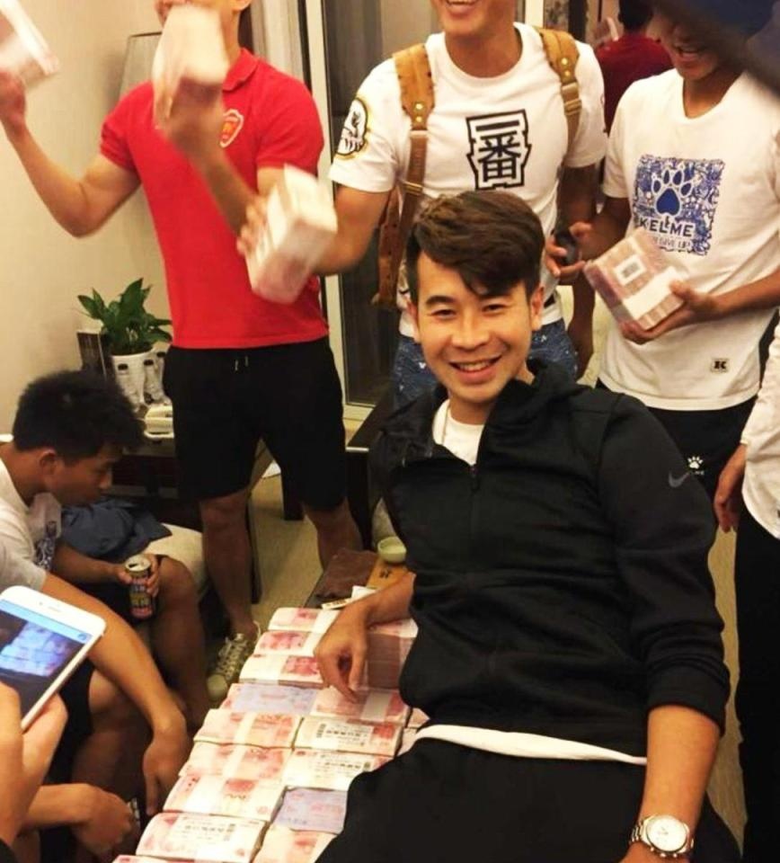 CLB Trung Quốc ăn mừng với núi tiền ảnh 2 CLB Trung Quoc an mung voi nui tien anh 2