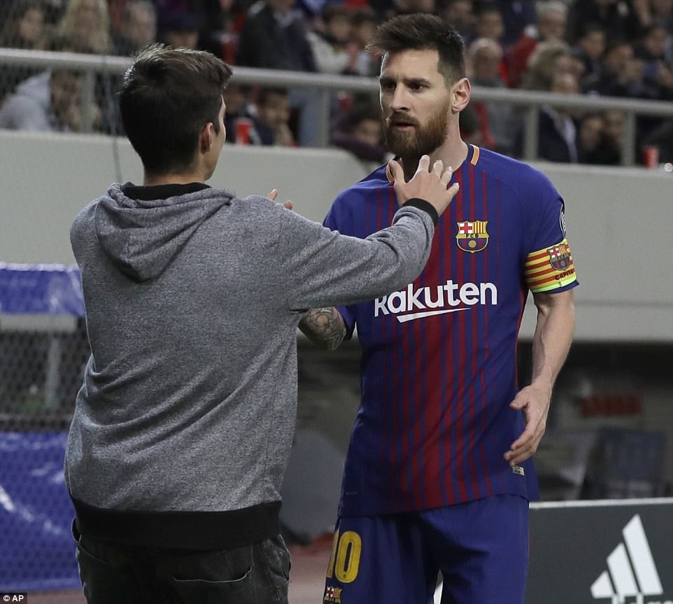 fan cuồng chạy vào sân xin chụp ảnh với Messi ảnh 1 fan cuong chay vao san xin chup anh voi Messi anh 1