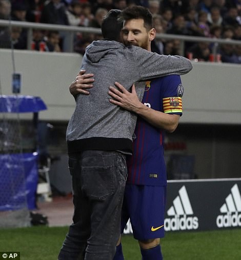 fan cuồng chạy vào sân xin chụp ảnh với Messi ảnh 2 fan cuong chay vao san xin chup anh voi Messi anh 2