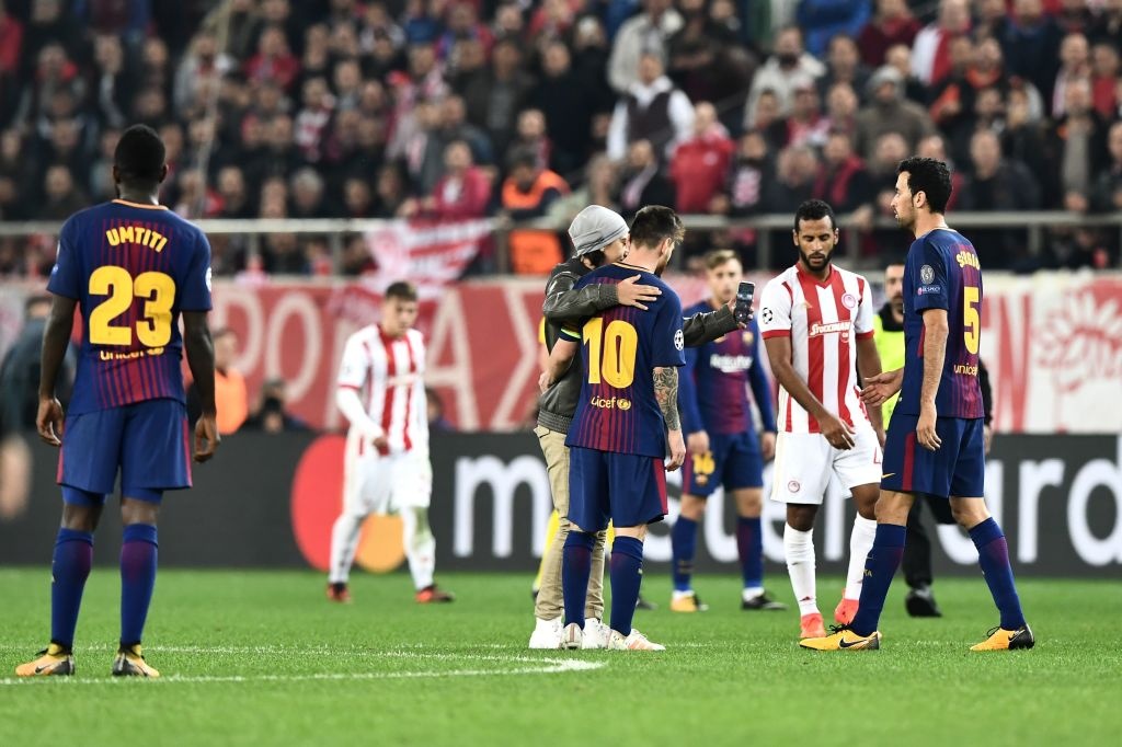 fan cuồng chạy vào sân xin chụp ảnh với Messi ảnh 5 fan cuong chay vao san xin chup anh voi Messi anh 5