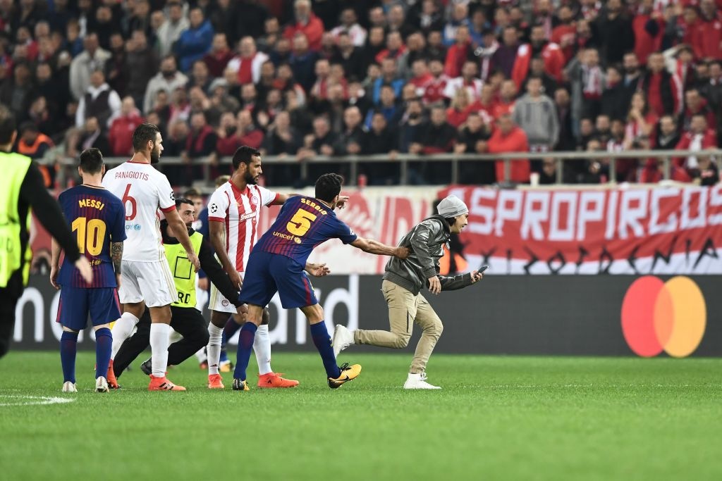 fan cuồng chạy vào sân xin chụp ảnh với Messi ảnh 4 fan cuong chay vao san xin chup anh voi Messi anh 4