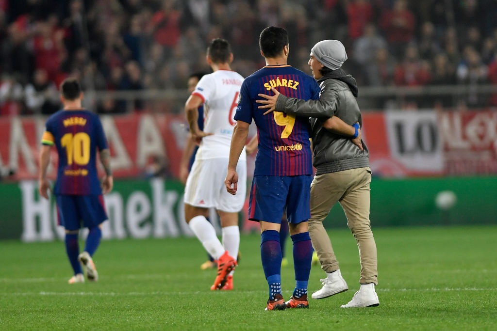 fan cuồng chạy vào sân xin chụp ảnh với Messi ảnh 6 fan cuong chay vao san xin chup anh voi Messi anh 6