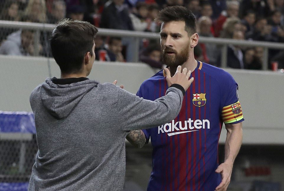 Fan cuong len vao san de xin chup anh va om Messi hinh anh