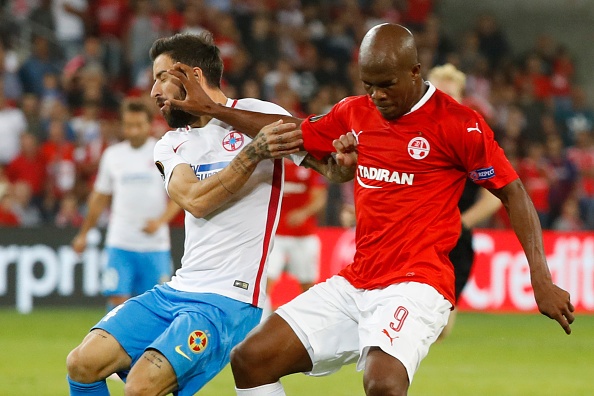 Trong tai phot lo pha cuu thua bang tay lo lieu o Europa League hinh anh