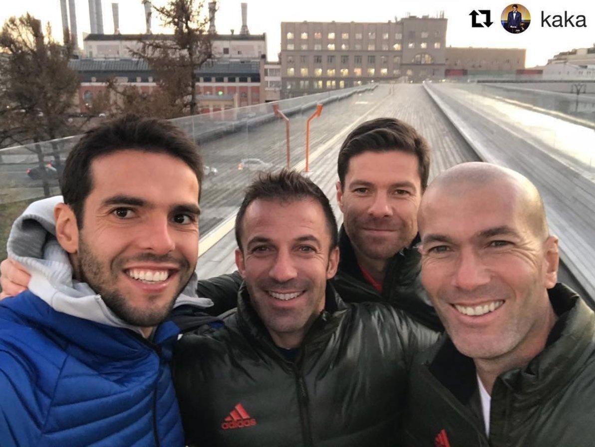 Kaka chup anh selfie hoi tu 4 huyen thoai hinh anh