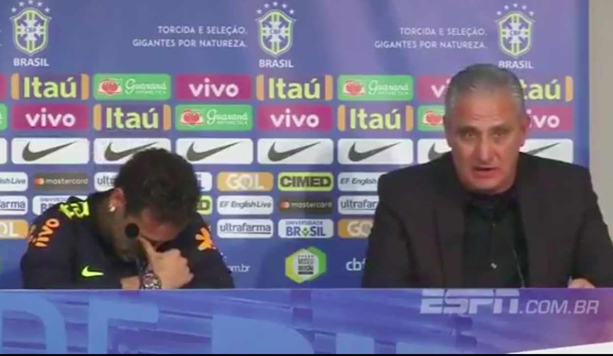 Neymar bat khoc am uc trong phong hop bao hinh anh