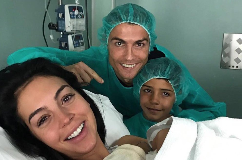 Ban gai Ronaldo ha sinh be gai hinh anh