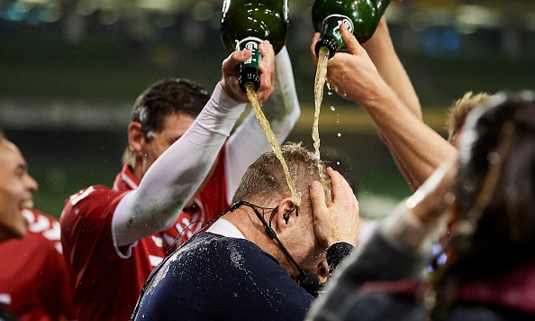 An mung ve World Cup, tuyen Dan Mach trut bia len dau BLV hinh anh