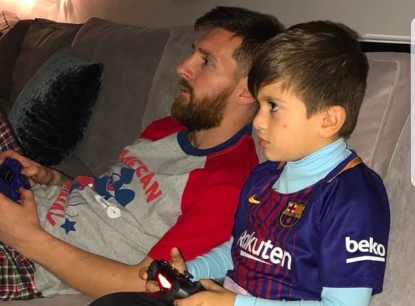 Con trai Messi cang thang khi choi game bong da voi bo hinh anh