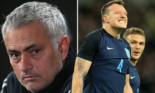 'Doi toi chua thay ai bi tiem 6 mui de da giao huu nhu Phil Jones' hinh anh