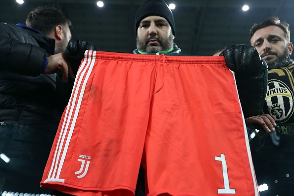 Huyen thoai Buffon nem tang quan cua minh cho CDV hinh anh