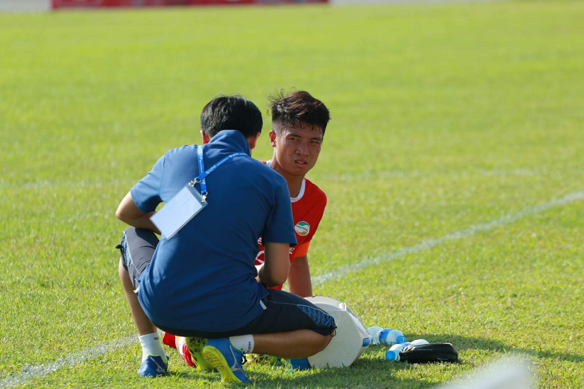 Trung ve Tien Dung sung ong quyen sau pha vao bong cua doi phuong hinh anh