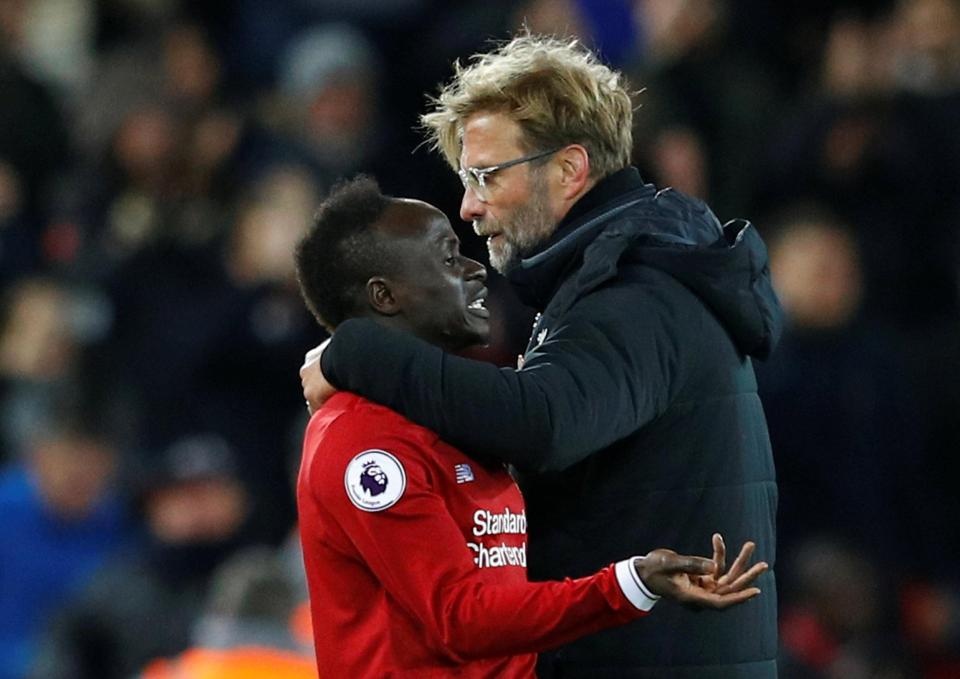 Sadio Mane noi cau voi HLV Klopp vi ngoi du bi 89 phut hinh anh