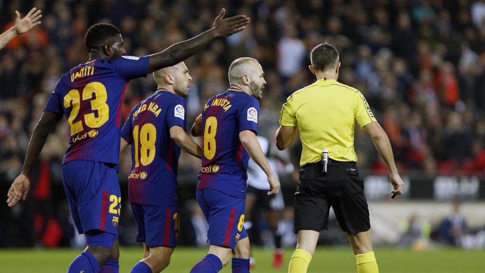 Tinh huong Messi bi cuop trang ban thang hop le hinh anh