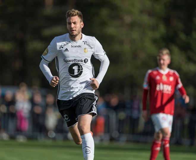 Bendtner len ngoi vua pha luoi anh 1