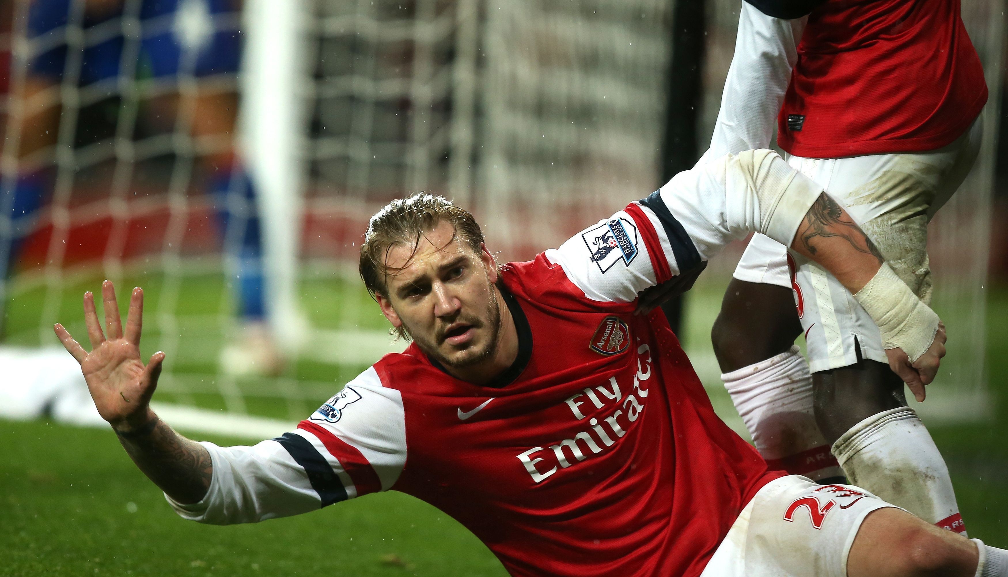 Bendtner len ngoi vua pha luoi anh 3