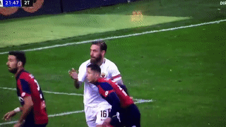 Tat doi thu, De Rossi tro tren lan ra an va nhung som bi trung phat hinh anh