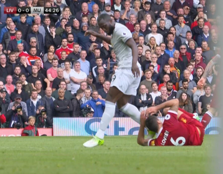 Lukaku thoat an phat anh 4