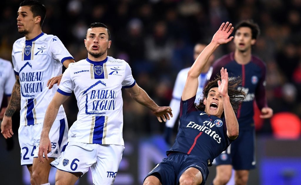 Neymar nhuong phat den cho Cavani anh 1