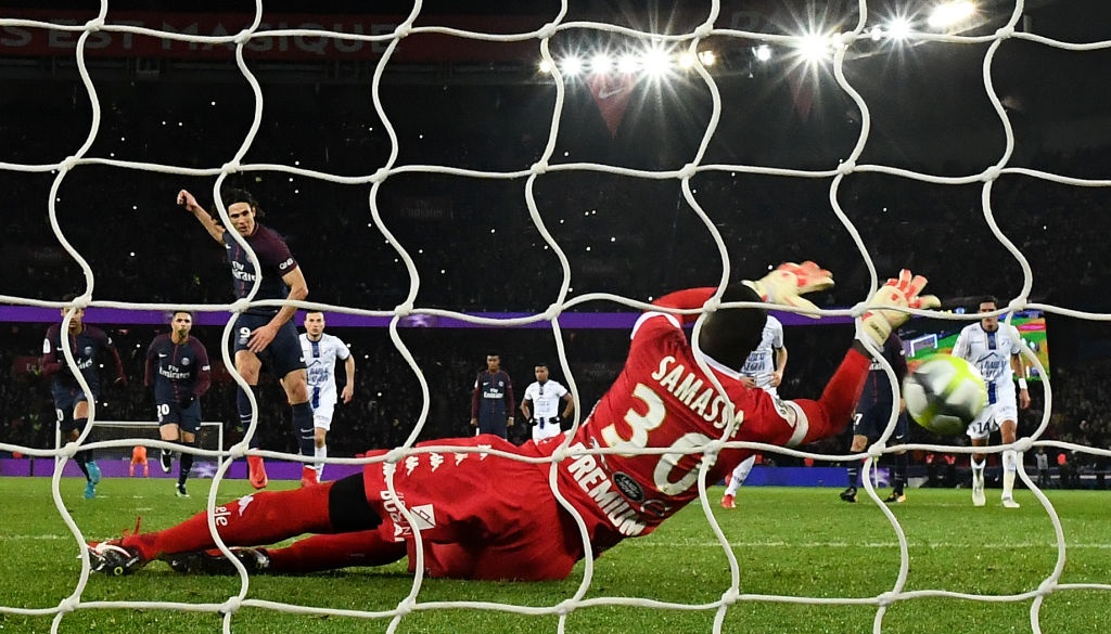 Neymar nhuong phat den cho Cavani anh 3