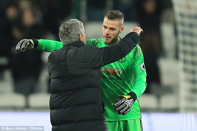 Mourinho: 'De Gea chi la thu mon hay thu ba the gioi' hinh anh