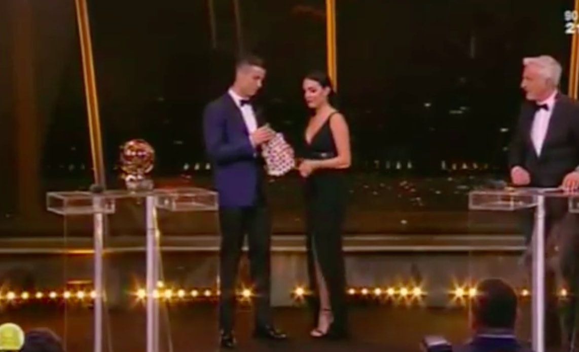 Qua bong vang 2017 anh 1