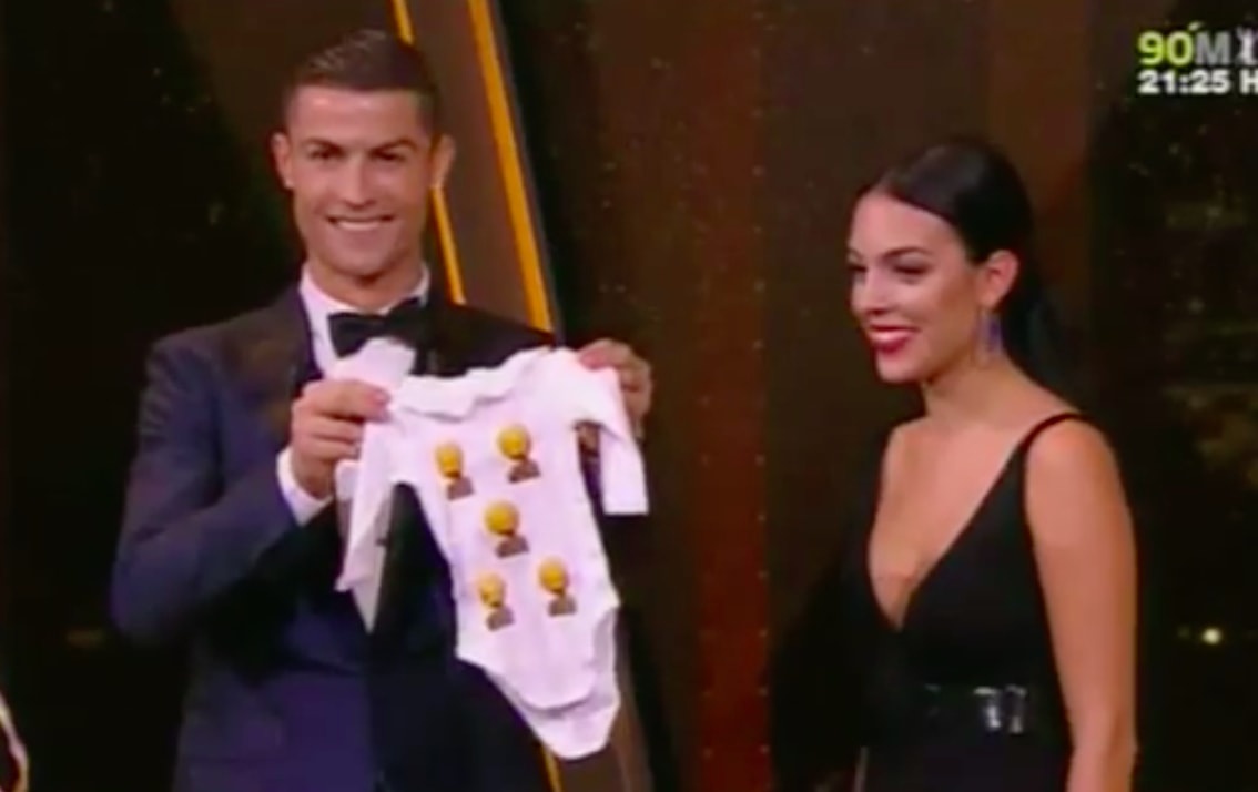 Ronaldo va ban gai nhan mon qua bat ngo tu ban to chuc hinh anh