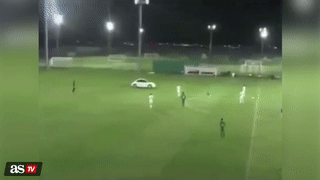 'Xe dien' lao vao dam dong cau thu o UAE hinh anh