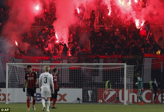 xe dien lao vao san anh 3