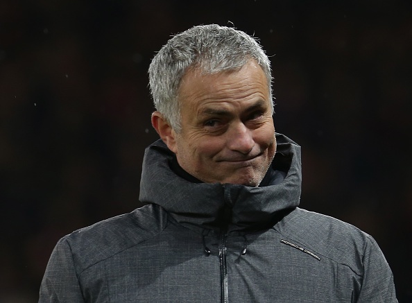 Mourinho bi nem chai vao dau, tro ly cua Pep chay mau trong vu xo xat hinh anh