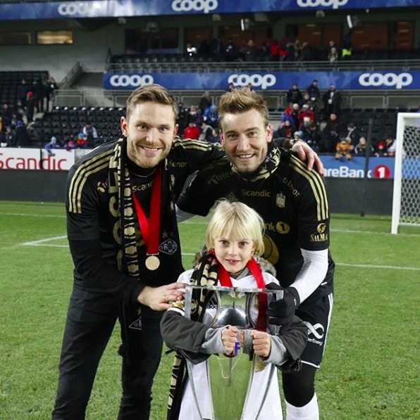 Bendtner viet tam thu anh 1