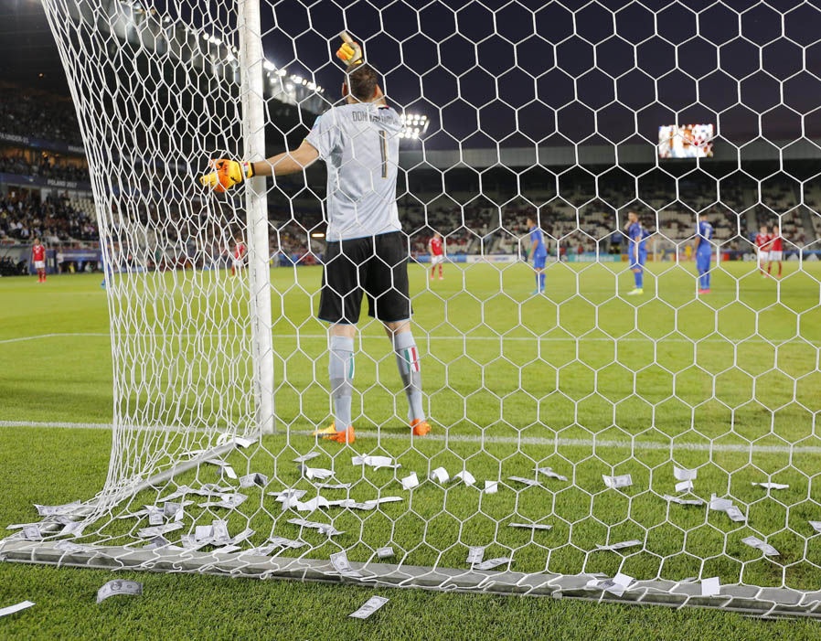 Donnarumma khoc anh 7