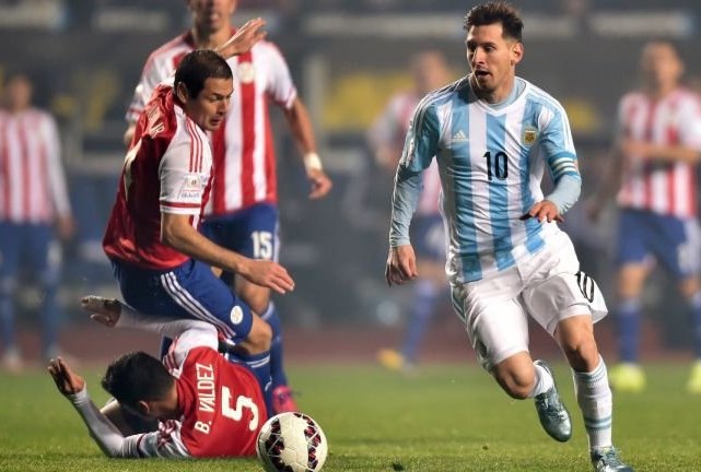 Nhung pha re bong cua Messi khien doi thu lao vao nhau nga dui dui hinh anh