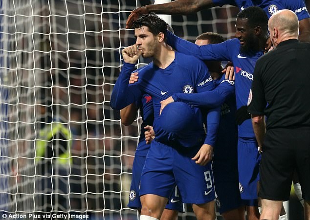 Nguoi hung Morata bi treo gio vi the vang ky quac hinh anh