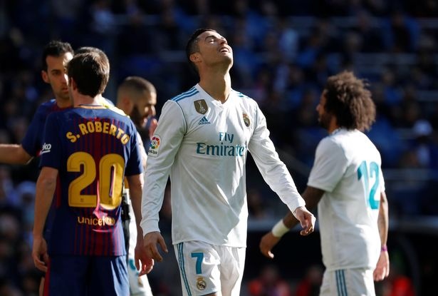 Ronaldo hung mua che nhao trong ngay mat tich o El Clasico hinh anh