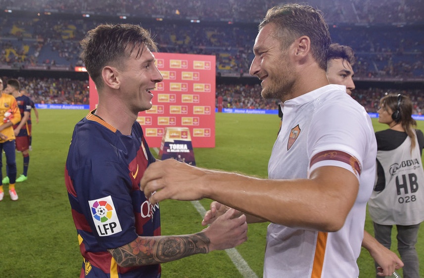 Totti: 'Dung cho Ronaldo biet chuyen toi bao Messi la so mot' hinh anh