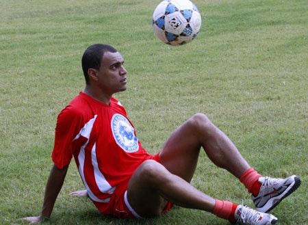 Denilson bi canh cao vi tan tinh nu trong tai hinh anh