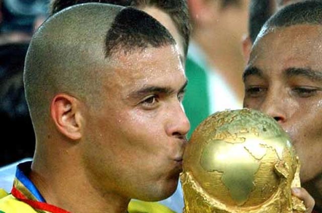 Ly do Ro beo de kieu toc hai huoc o World Cup 2002 hinh anh