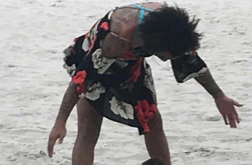 Marcelo mac bikini, to son do khi choi bong tren bai bien hinh anh