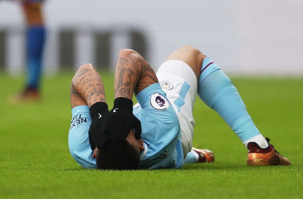 Chan thuong nang, Gabriel Jesus roi san trong nuoc mat hinh anh