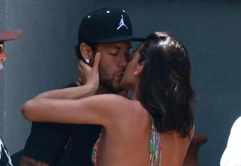 Neymar cung ban gai nguoi mau tan huong ky nghi nam moi hinh anh