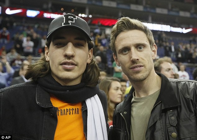 Sao Ngoai hang Anh di xem bong ro anh 12