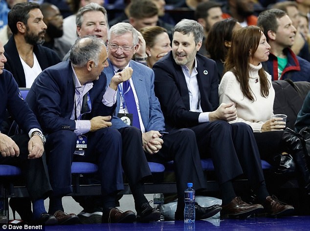 Sao Ngoai hang Anh di xem bong ro anh 2