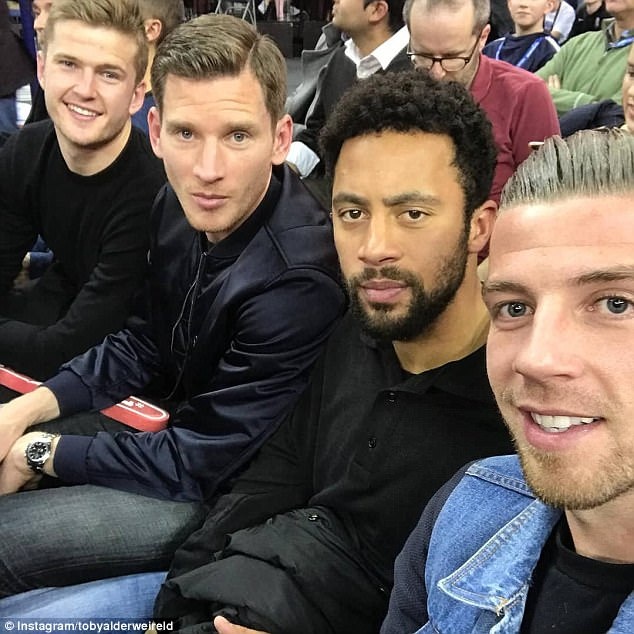 Sao Ngoai hang Anh di xem bong ro anh 14