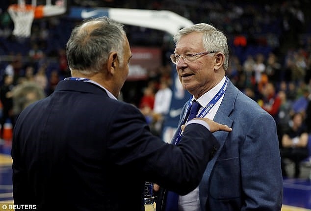 Sir Alex va dan sao Ngoai hang Anh xem NBA tai London hinh anh