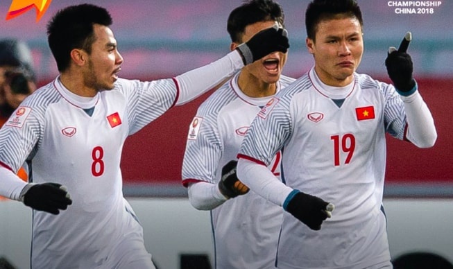 Cau thu khoac vai nhau hat 'Nhu co Bac Ho trong ngay vui dai thang' hinh anh